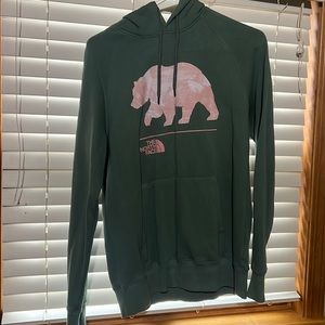 Size medium, super cute green north face hoodie!